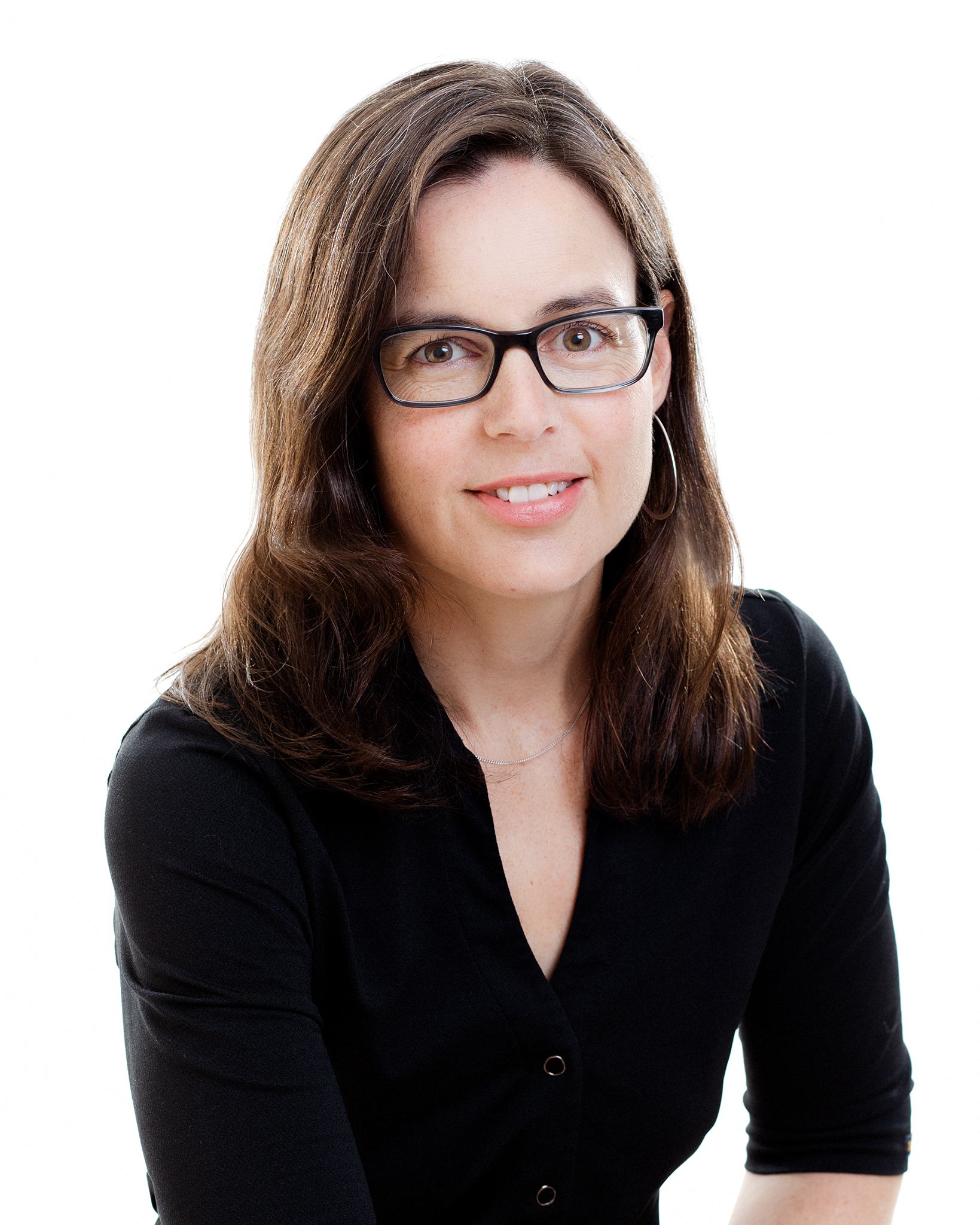 Portrait professionnel d’une thérapeute en relation d’aide, souriante et accueillante.